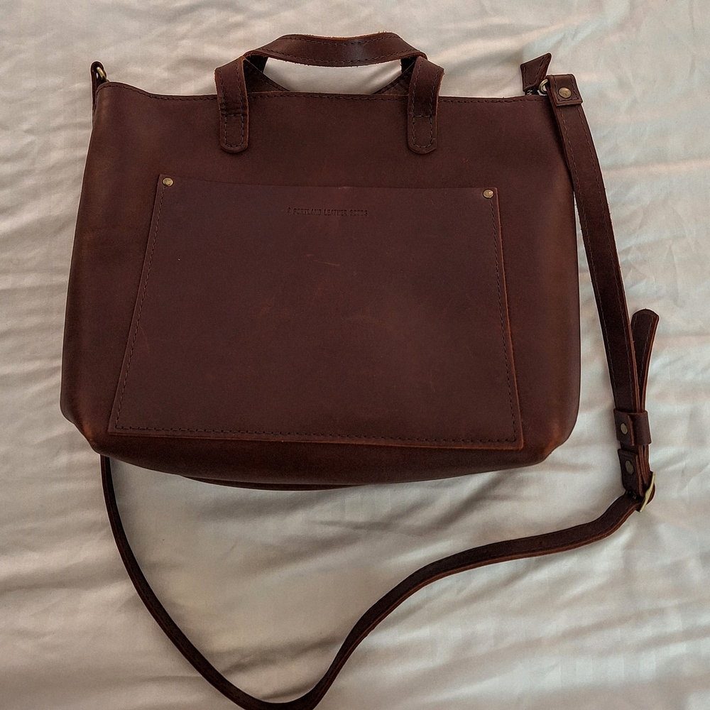 Portland Leather Medium Crossbody Tote With Zipper In Metlot